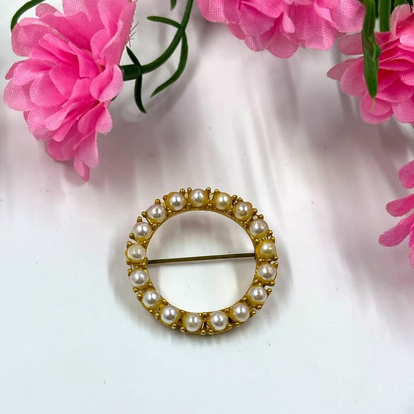Pearl Wreath Minimalist Vintage Brooch - Picture 1 of 5